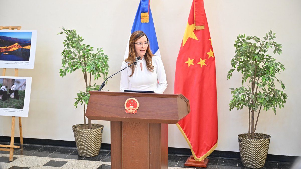 MMujerRD's tweet photo. La cultura también une pueblos y fortalece alianzas. 🇩🇴🤝🇨🇳

Nuestra viceministra de Coordinación Intersectorial, Miriam Batista, representó al Ministerio de la Mujer en el acto de apertura de la Semana Cultural de China, encabezado por S. E. embajador de la República Popular China en la República Dominicana (@ChinaEmbajadaRD), Chen Luning.

#MMujerRD #SemanaCulturalChina #Cooperación