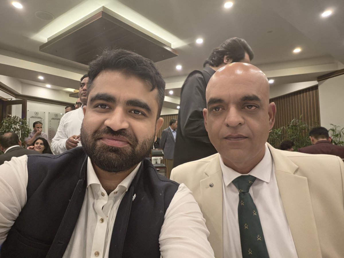 FarhanKVirk's tweet photo. آج ہم نے زندگی میں پہلی مرتبہ ایک ایسا منظر دیکھا جب ایک وزیر رانا مشہود تقریب میں گھنٹہ پہلے آئے اور تقریب کے چیف گیسٹ راجہ کبیر صاحب لیٹ آئے! 

ایک سوشل میڈیا ورکر کو اتنی عزت زندگی میں پہلی مرتبہ ملتے دیکھی ہے!

راجہ کبیر @kabeerraja786 صاحب کو اسلام آباد میں خوش آمدید https://t.co/q38DxrVgD3