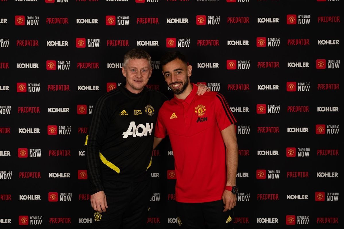 utdfocusid's tweet photo. Mei 2019. B/R Football bikin mock-up ini. Rencana transfer ini udah dikonfirmasi oleh Fabrizio Romano bahwa Man City akan segera mendatangkan Bruno Fernandes. 

Drama transfer Bruno Fernandes ini lumayan complicated sebenernya. Sebelum City, di Summer 2019, Spurs hampir dapet Bruno duluan. Personal terms sudah deal. Pochettino emang mau banget sama Bruno. Yang bikin transfernya gagal karena Sporting minta €70m, dan Spurs nolak. Bruno ngaku ke media waktu itu bahwa dia kecewa waktu transfer itu batal. Wajar, dari bermain di Liga Portugal ke Premier League tentu akan jadi lompatan besar buat karirnya. 

Sementara United? Di summer yang sama, malah nggak mau. Ada laporan internal bahwa United concern sama passing accuracy Bruno yang cuma 75%. United akhirnya lebih pilih untuk prioritasin transfer Wan-Bissaka, Maguire, dan Daniel James.

Baru Januari 2020 United balik lagi, kali ini mereka serius. Solskjaer maksa bahwa transfer ini harus terjadi. Sporting yang tau itu, mulai mainin harga. Ada gap £10 juta antara nilai yang diinginkan Sporting dengan angka yang bersedia dibayarkan United. Media tiap dua hari nulis “deal akan selesai dalam 48 jam kedepan". Terus gagal. Terus lagi. Terus gagal lagi. Begitu mulu. Lo yang ngikutin drama transfernya waktu itu pasti familiar dengan drama "48 jam kedepan" ini. 

Sampai Barcelona tiba-tiba muncul mau hijack transfer ini. United panik dan willing buat naikin penawarannya demi Bruno Fernandes. 

29 Januari 2020, done deal. Man United resmi mendapat tanda tangan Bruno Fernandes. And the rest is history...

Drama transfer sebelum Covid yang lumayan draining buat diikutin 😭

#utdfocusid
