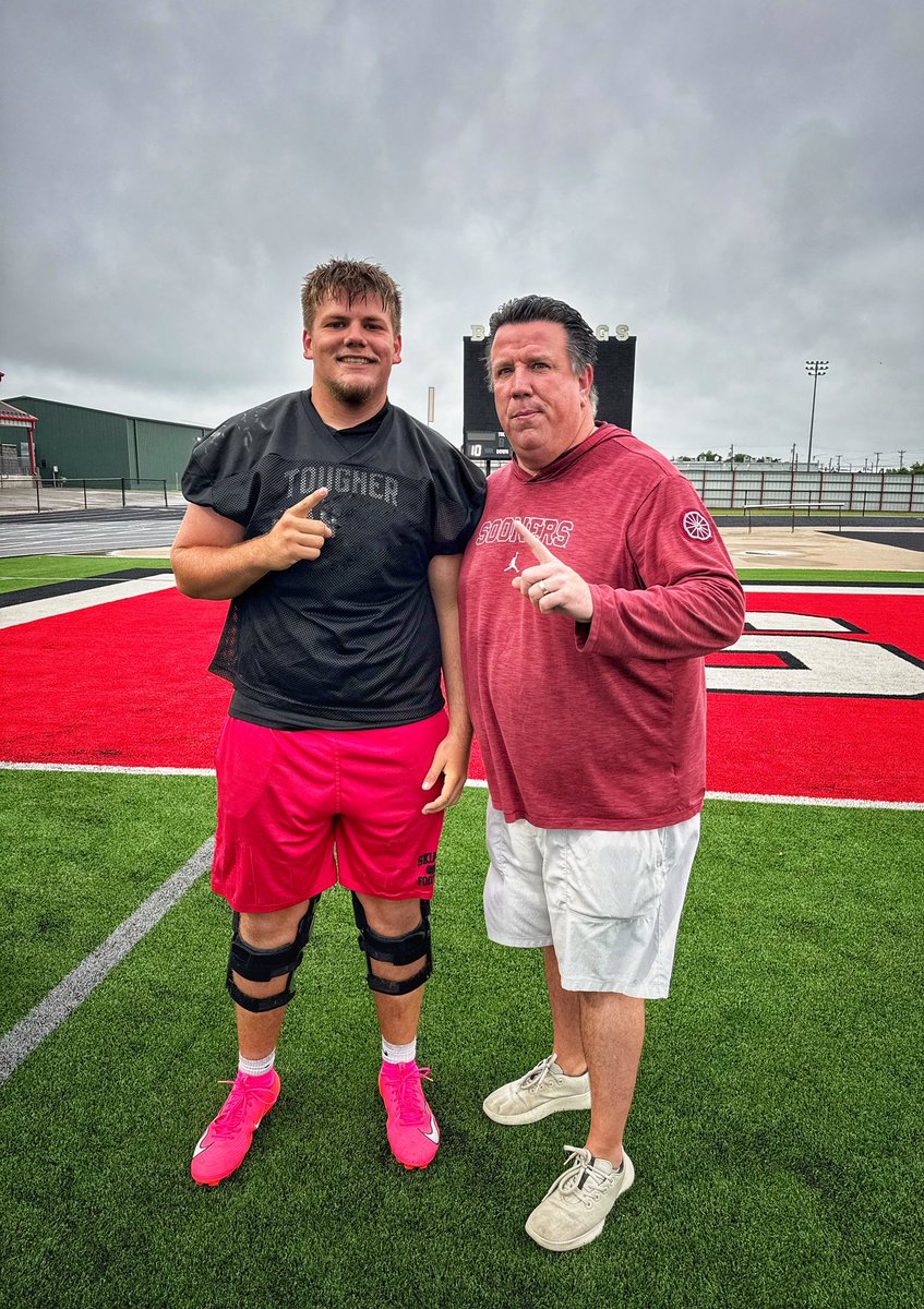 JaxonOleson's tweet photo. Thank you to @OU_CoachB for coming out to practice today and having a conversation with me!
@SkiatookFB @pearsoncoachp @_shaegarner_ @CoachTDeaton https://t.co/QADp47kNgj