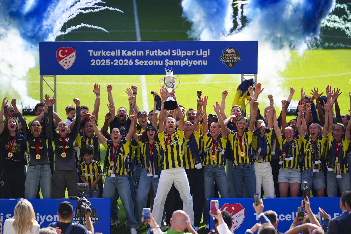 demarkesports's tweet photo. Turkcell Kadın Futbol Süper Ligi'nde şampiyon olan Fenerbahçe, kupasına kavuştu. https://t.co/bGhqO7vx10