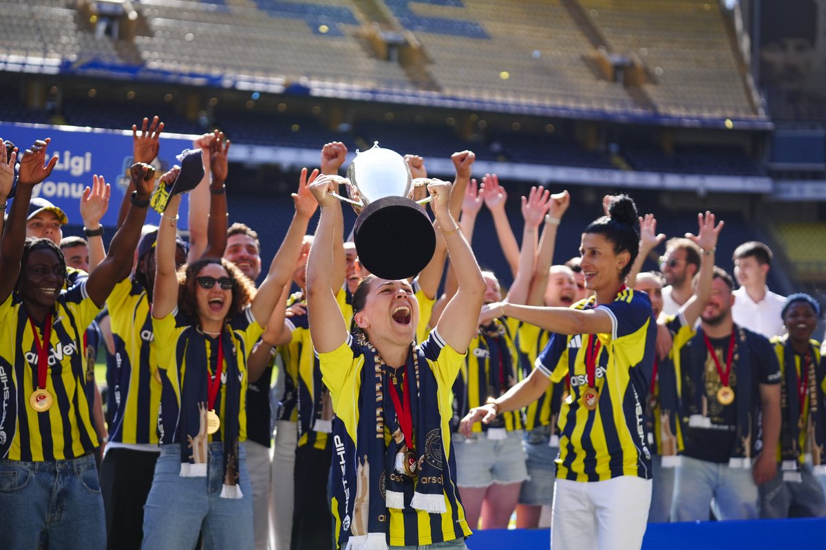demarkesports's tweet photo. Turkcell Kadın Futbol Süper Ligi'nde şampiyon olan Fenerbahçe, kupasına kavuştu. https://t.co/bGhqO7vx10