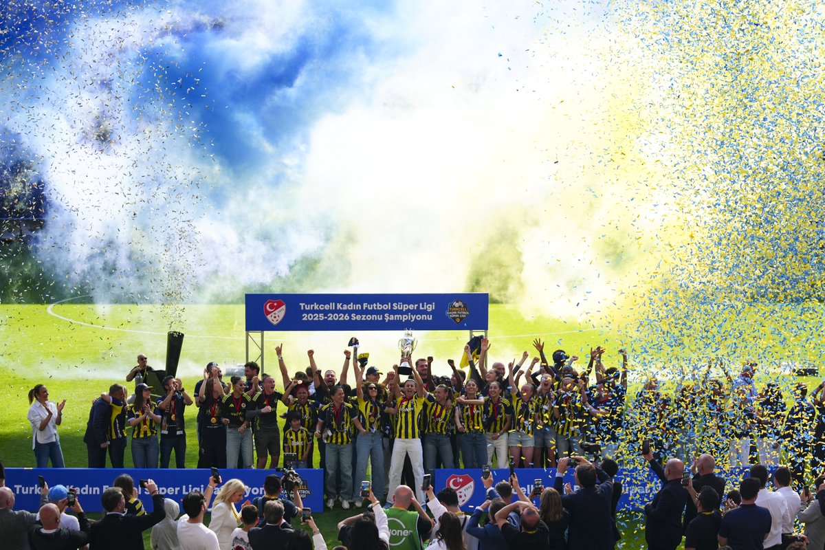 demarkesports's tweet photo. Turkcell Kadın Futbol Süper Ligi'nde şampiyon olan Fenerbahçe, kupasına kavuştu. https://t.co/bGhqO7vx10