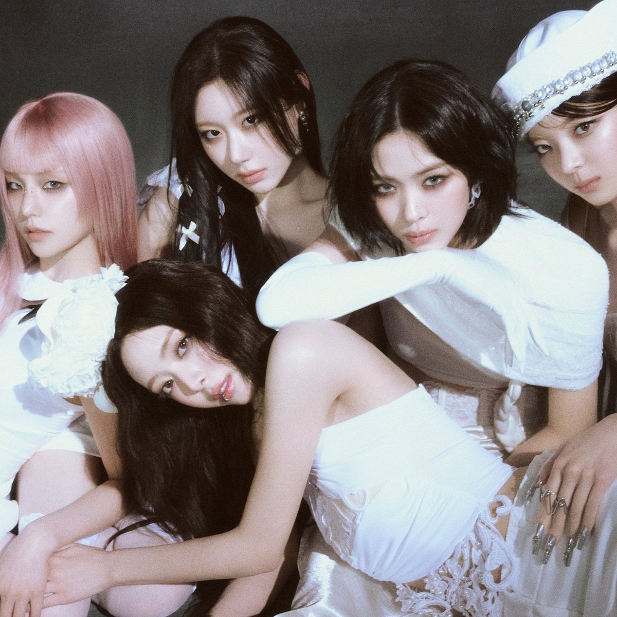 koreansales_twt's tweet photo. ‘Motto’ by #ITZY debuts at #3 on the Worldwide iTunes Album Chart. https://t.co/2V1s5hvglX