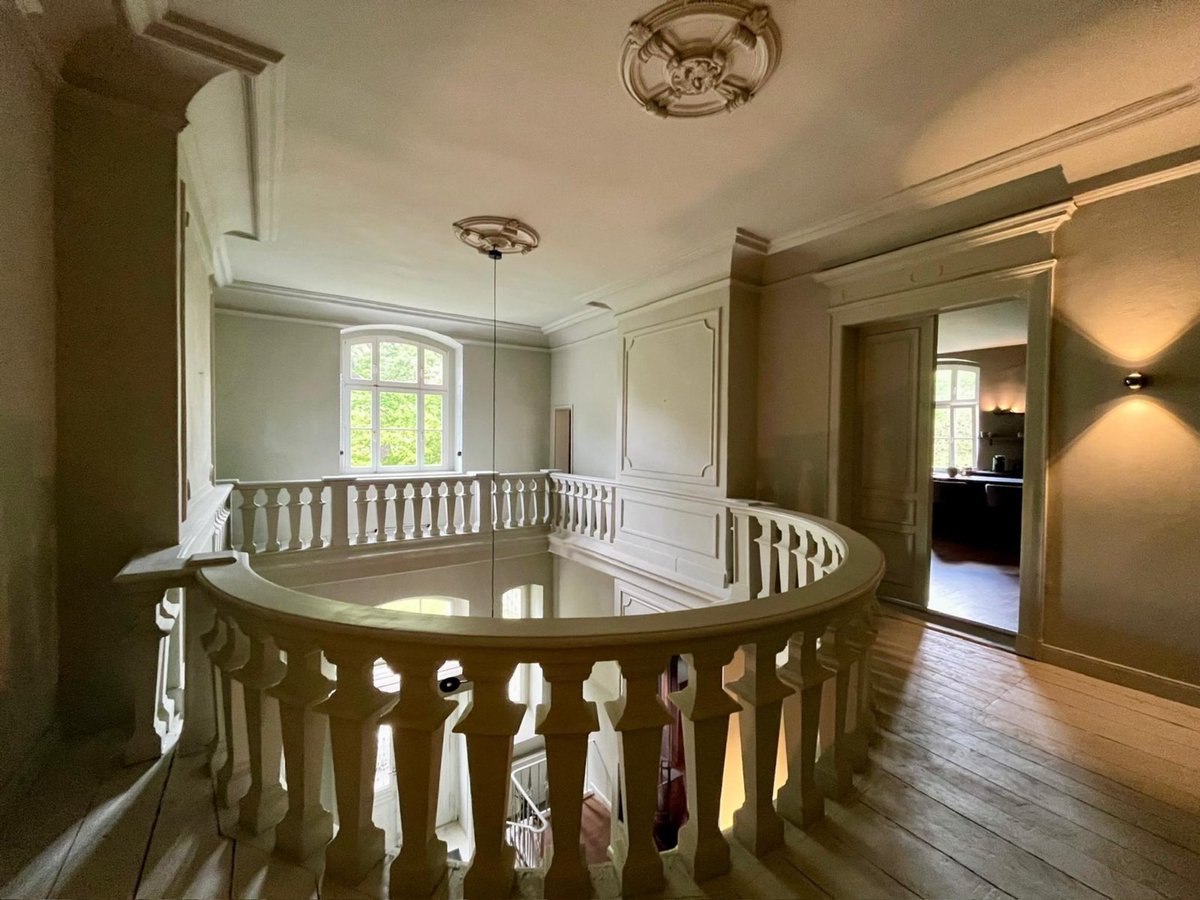 Kinkotel's tweet photo. ✨ Das Herzstück des Kinkotel.
Dieser wunderschöne geschwungene Balkon mit Blick in die Halle ist einfach nur wow.
https://t.co/S53yVwTKcI
#Kinkotel #Altmark #Herrenhaus #Schlosshotel #HistoricCharm https://t.co/7QqwoMmOp4