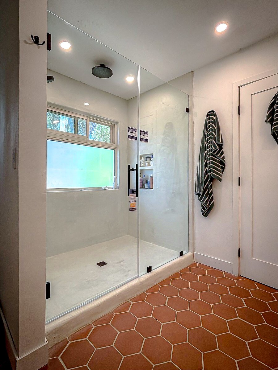 ShowerDoors1's tweet photo. Lake Forest, CA — Frameless door in-line: ½" glass with matte black hinges ladder handle. Full-height panel clears the ceiling rain head and window/niche. Treated with EnduroShield.
#LakeForest #InLineDoor #Frameless #ShowerGlass #EnduroShield https://t.co/L1dpkwnq6Q