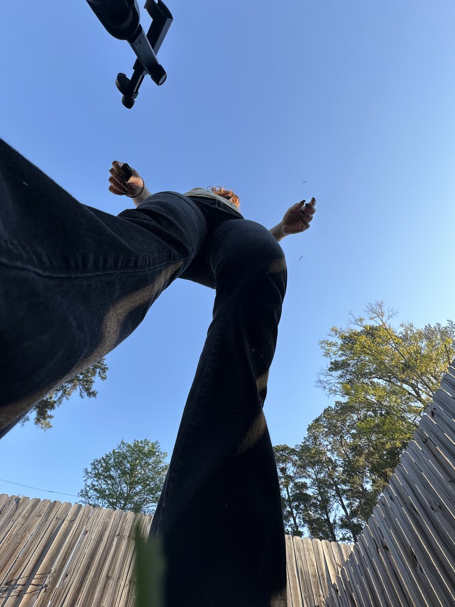 noraknowsfeet's tweet photo. I have some custom spots open this week! Let me know if you want one by DM!

#giantess #sizekink #sizetwitter https://t.co/aWotnuR52M