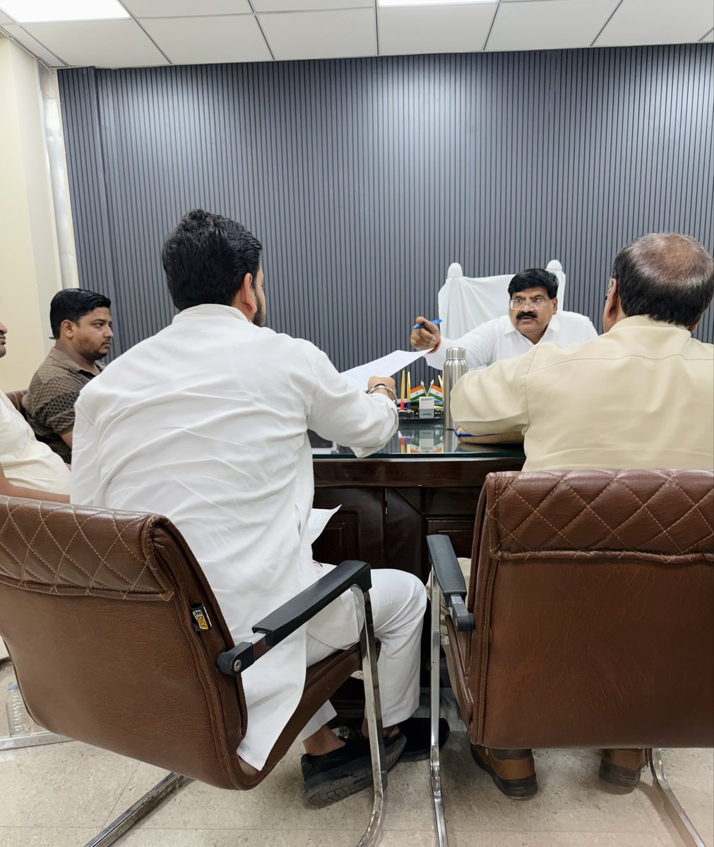 AgazKhan15's tweet photo. वार्ड 28 इन्दुपुरम कॉलोनी में स्ट्रीट लाइट की समस्या पर मेरे द्वारा नगर निगम में किए गए प्रयास से समाधान हो गया है। क्षेत्र के लोगों को अब राहत मिली है। धन्यवाद। #ward28 #nagarnigammathuravrindavan https://t.co/lNoJYlaMTx