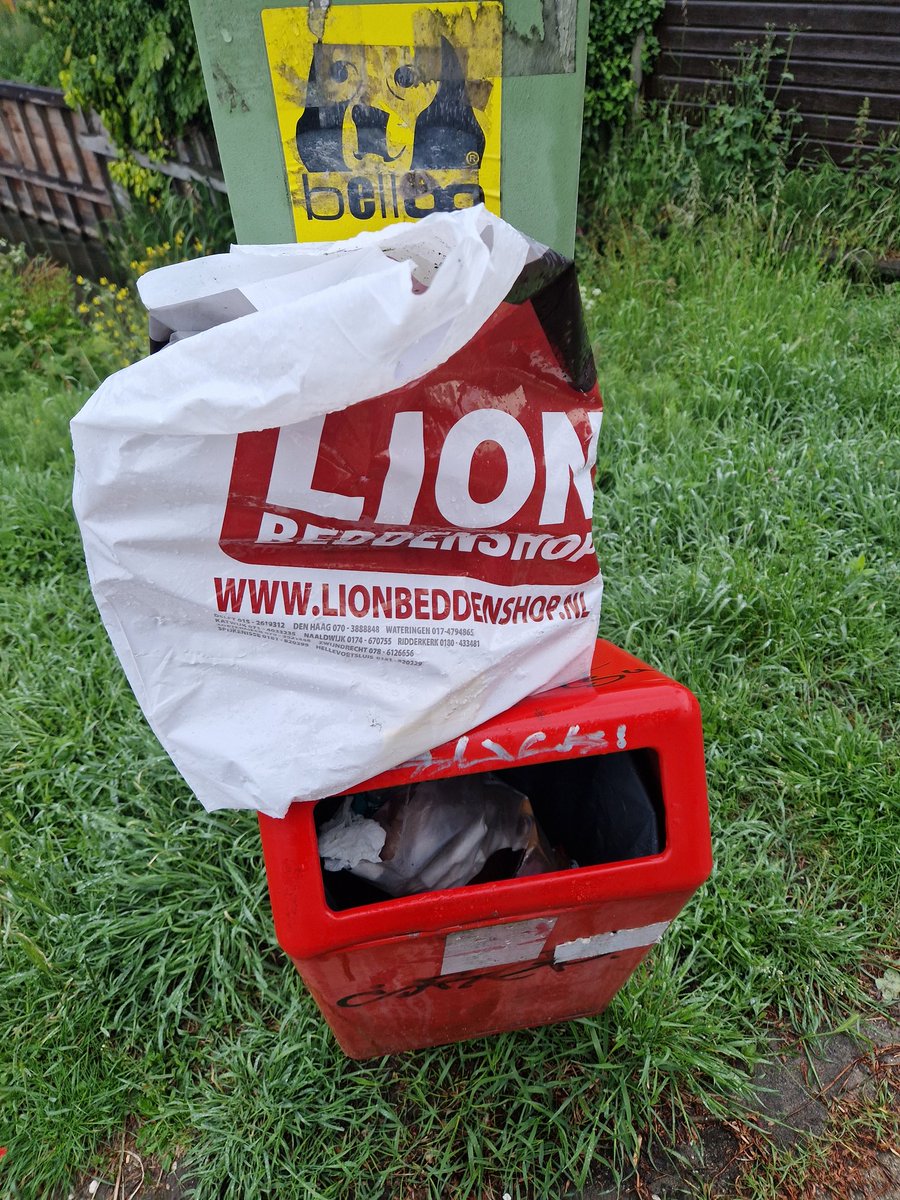 EBS023's tweet photo. Vanmorgen deze tas langs de kant vd weg gevonden en naar de vuilnisbak gebracht. Op de terugweg nog even afgestapt om een smerige zuig staaf van het fietspad te rapen. Gooi daar maar neer. #Supportervanschoon #Rhoon #Trashbiking #zwerfie #Rotterdam https://t.co/ThwWeIJs0b