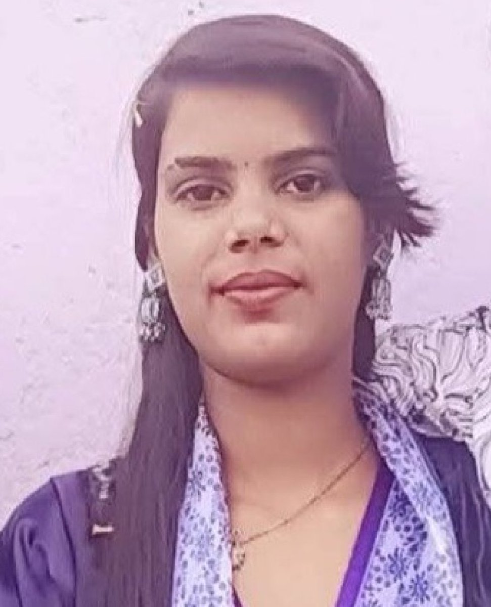 RahulTi333395's tweet photo. अलीगढ़ 

➡अलीगढ़ में प्रेम प्रसंग के चलते युवती की बेरहमी से हत्या
➡युवती के शव को खेत में दबाया
➡खुदी मिट्टी देख ग्रामीणों ने तत्काल स्थानीय पुलिस को दी सूचना
➡ मिट्टी खुदवा कर पुलिस ने बरामद किया युवती का शव
➡थाना खैर क्षेत्र के गांव जरारा का मामला https://t.co/gwx3cP8cc8