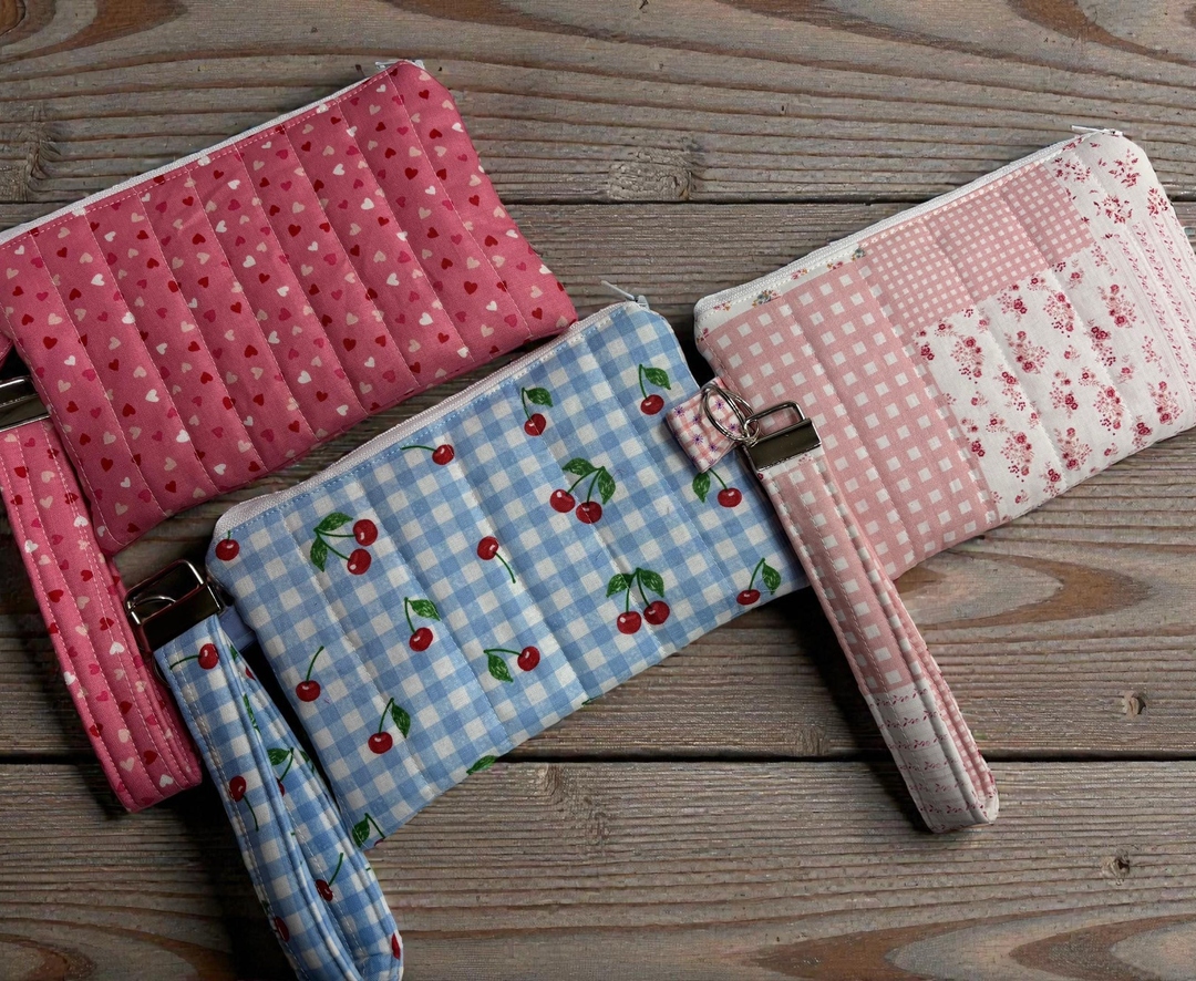 sewingfromsammy's tweet photo. Your wrist just got a style upgrade! πβ¨ This Handmade Quilted Wristlet fits phone, wallet, keys, makeup. Soft quilted, slim, hands-free. $15. One-of-a-kind. Get yours β link in bio! #Handmade #Wristlet #QuiltedBag https://t.co/k3xcAJVFi1