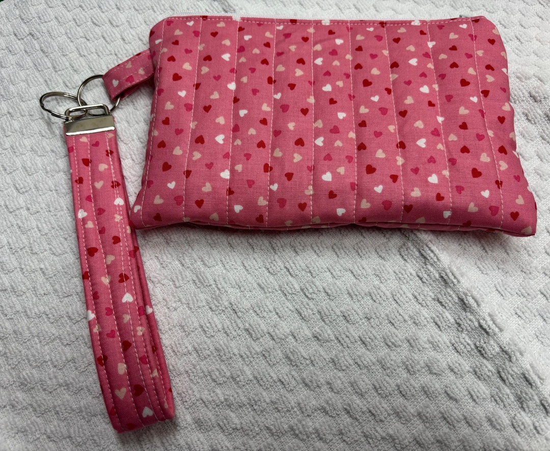 sewingfromsammy's tweet photo. Your wrist just got a style upgrade! πβ¨ This Handmade Quilted Wristlet fits phone, wallet, keys, makeup. Soft quilted, slim, hands-free. $15. One-of-a-kind. Get yours β link in bio! #Handmade #Wristlet #QuiltedBag https://t.co/k3xcAJVFi1