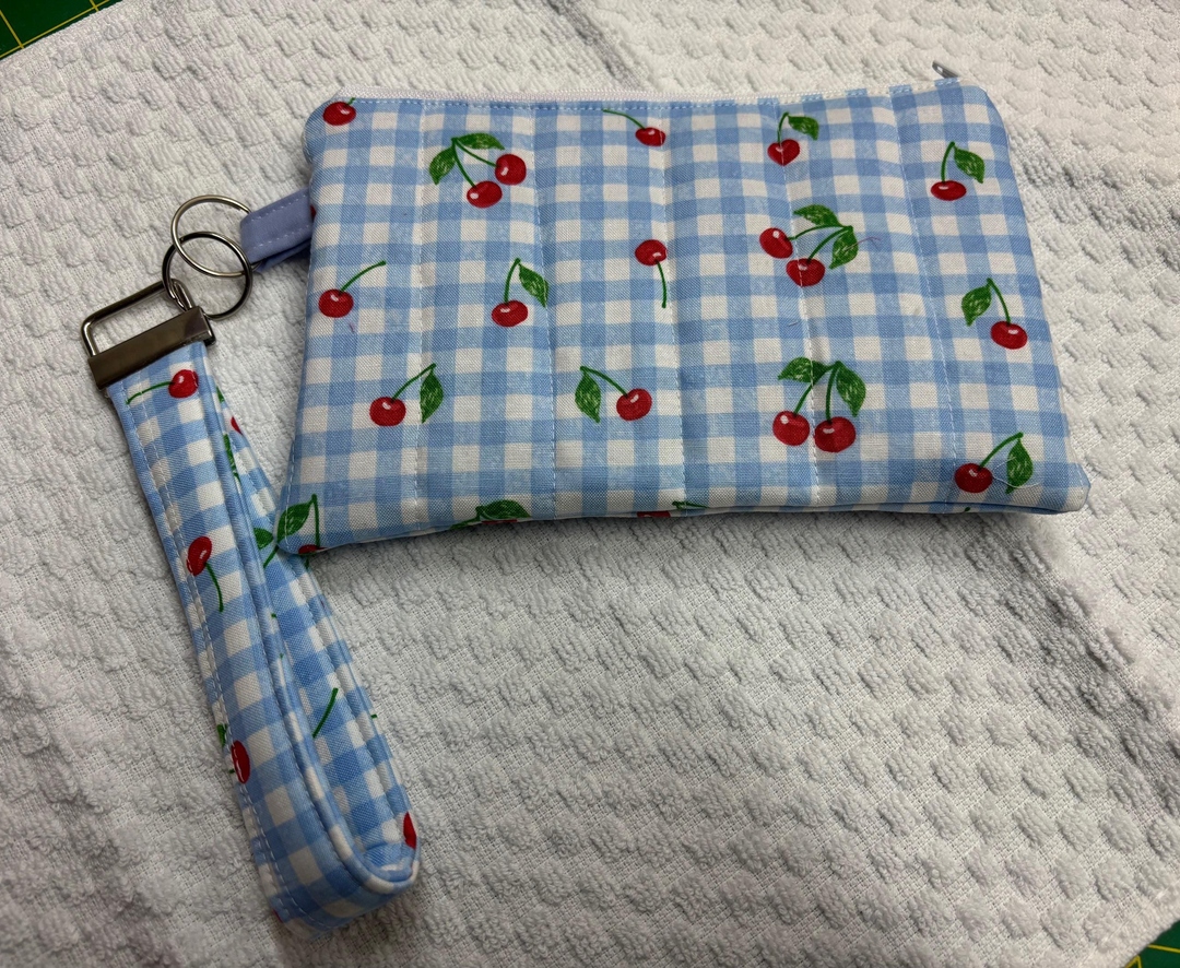 sewingfromsammy's tweet photo. Your wrist just got a style upgrade! πβ¨ This Handmade Quilted Wristlet fits phone, wallet, keys, makeup. Soft quilted, slim, hands-free. $15. One-of-a-kind. Get yours β link in bio! #Handmade #Wristlet #QuiltedBag https://t.co/k3xcAJVFi1