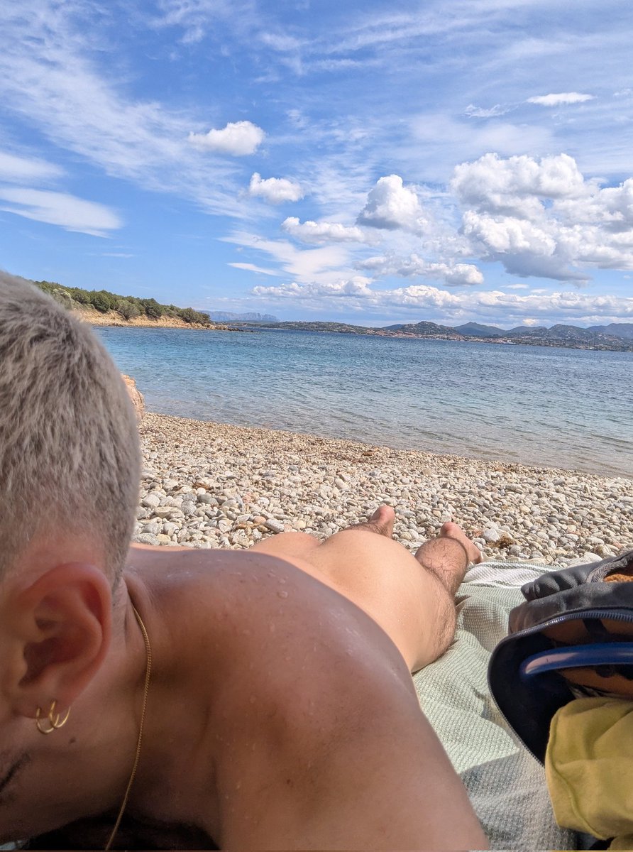 BGalaque's tweet photo. Premier contact naturiste en Sardaigne 🏖️
Corps nu au soleil, rochers sauvages et vue qui excite… 😏
On y est. 👌
#PlageNaturiste #Naturisme #Sardaigne #NudeBeach #Naturist #Sardinia #GayFrance #Instagay #NSFW #SummerBody #FYP #razzadijunco https://t.co/5LGVEGSaak