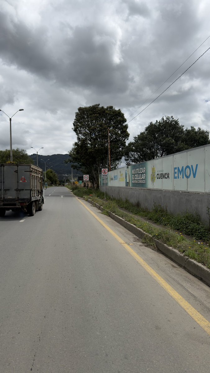 JeroCis's tweet photo. @emov_ep @czamoramatute Que ironía, la empresa de movilidad de Cuenca dando este pésimo ejemplo. En el patio de retención vehicular pasa esto. Además de ser prohibido estacionar es una vía rápida que pone en riesgo a todos. https://t.co/uF1cBQjMGw