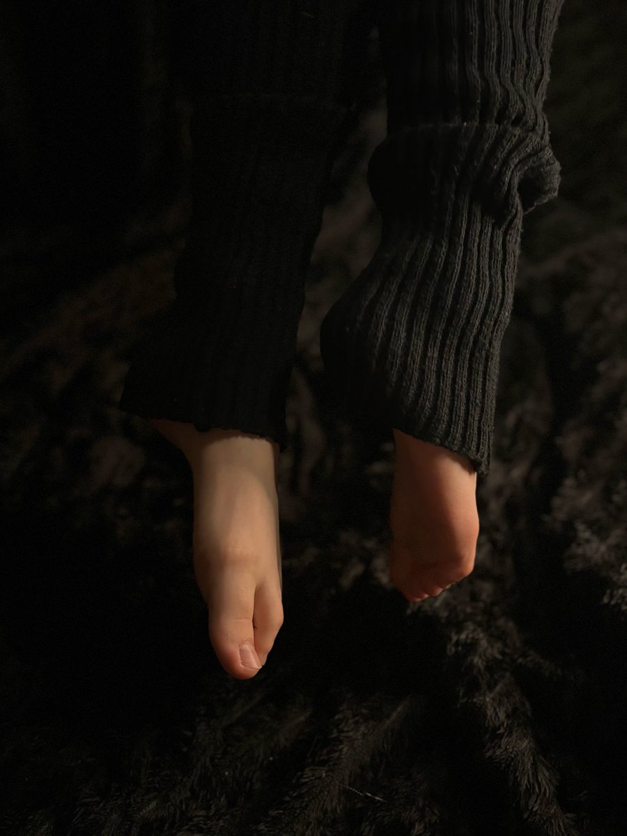 miyaubun's tweet photo. Ciepło, zimno… i trochę pokusy pod stopami.

Hot, cold… and a little temptation under my feet.

#feet #footfetish #soles #toes #footlover #prettyfeet #softfeet #feetpics https://t.co/mVqmT0oCJ8