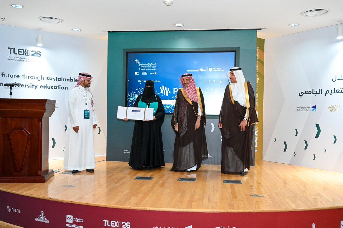 wasanrr's tweet photo. بتكريم سعادة رئيس جامعة الإمام عبدالرحمن بن فيصل أ.د. فهد بن أحمد الحربي، حصلت على الزمالة المهنية المتقدمة في التعليم والتعلم الجامعي الذي تقدمه #عمادة_تطوير_التعليم_الجامعي #PFUTL بالتعاون مع جامعة توركو فنلندا في دفعته الخامسة. https://t.co/brpx5iSU02