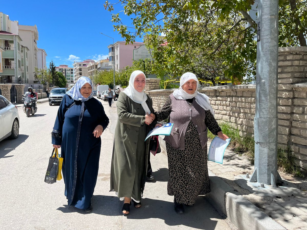 ipekyoluakkdn's tweet photo. 📍CUMHURİYET MAHALLESİ 
İpekyolu İlçe Kadın Kolları olarak, Üye ziyaretlerimizi aralıksız sürdürüyoruz. Cumhurbaşkanımız Sayın Recep Tayyip Erdoğan’ın @RTErdogan, teşekkürlerini içeren belgeleri kıymetli üyelerimize bizzat teslim ederek gönül bağımızı daha da güçlendiriyoruz. https://t.co/5bvMeVA2p4