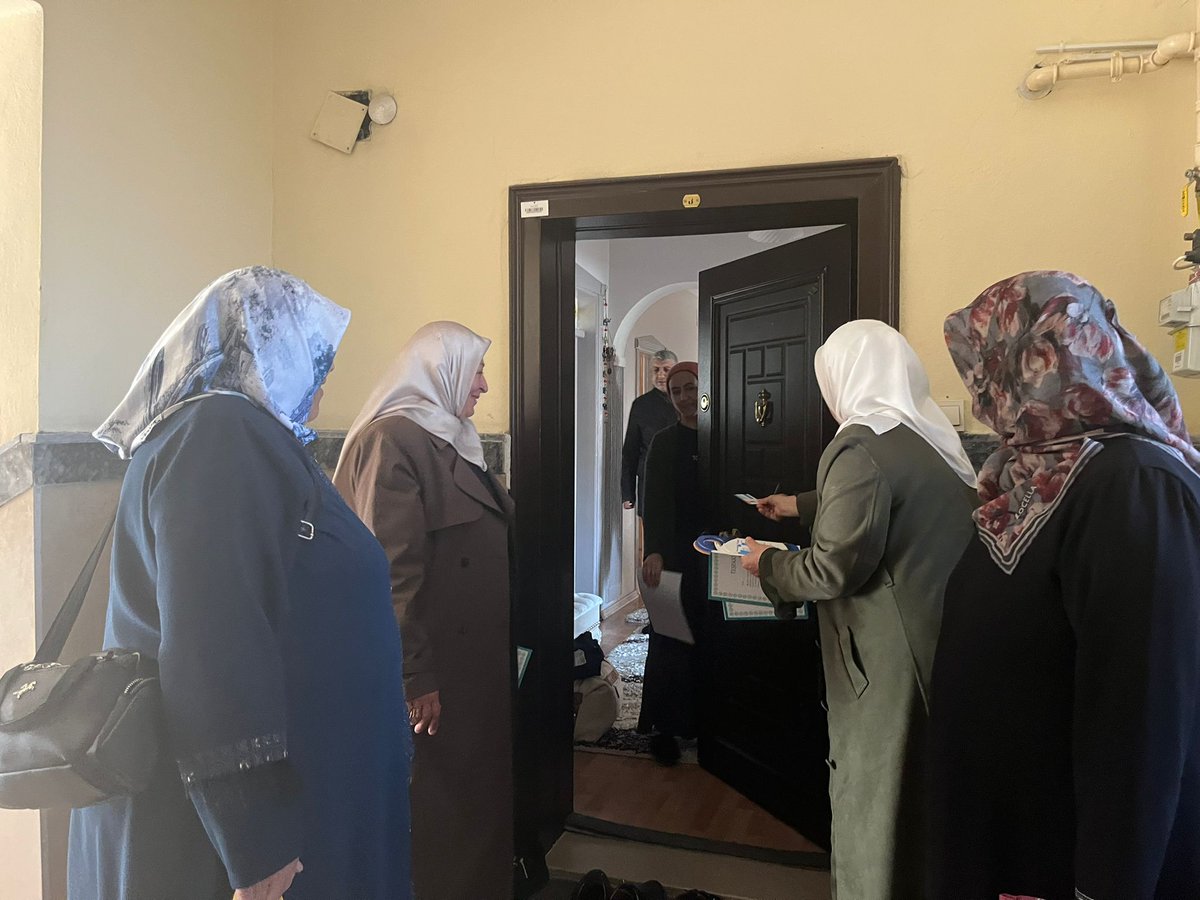 ipekyoluakkdn's tweet photo. 📍CUMHURİYET MAHALLESİ 
İpekyolu İlçe Kadın Kolları olarak, Üye ziyaretlerimizi aralıksız sürdürüyoruz. Cumhurbaşkanımız Sayın Recep Tayyip Erdoğan’ın @RTErdogan, teşekkürlerini içeren belgeleri kıymetli üyelerimize bizzat teslim ederek gönül bağımızı daha da güçlendiriyoruz. https://t.co/5bvMeVA2p4
