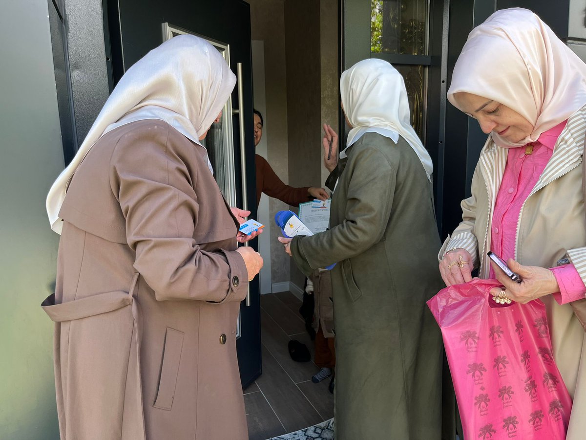 ipekyoluakkdn's tweet photo. 📍CUMHURİYET MAHALLESİ 
İpekyolu İlçe Kadın Kolları olarak, Üye ziyaretlerimizi aralıksız sürdürüyoruz. Cumhurbaşkanımız Sayın Recep Tayyip Erdoğan’ın @RTErdogan, teşekkürlerini içeren belgeleri kıymetli üyelerimize bizzat teslim ederek gönül bağımızı daha da güçlendiriyoruz. https://t.co/5bvMeVA2p4