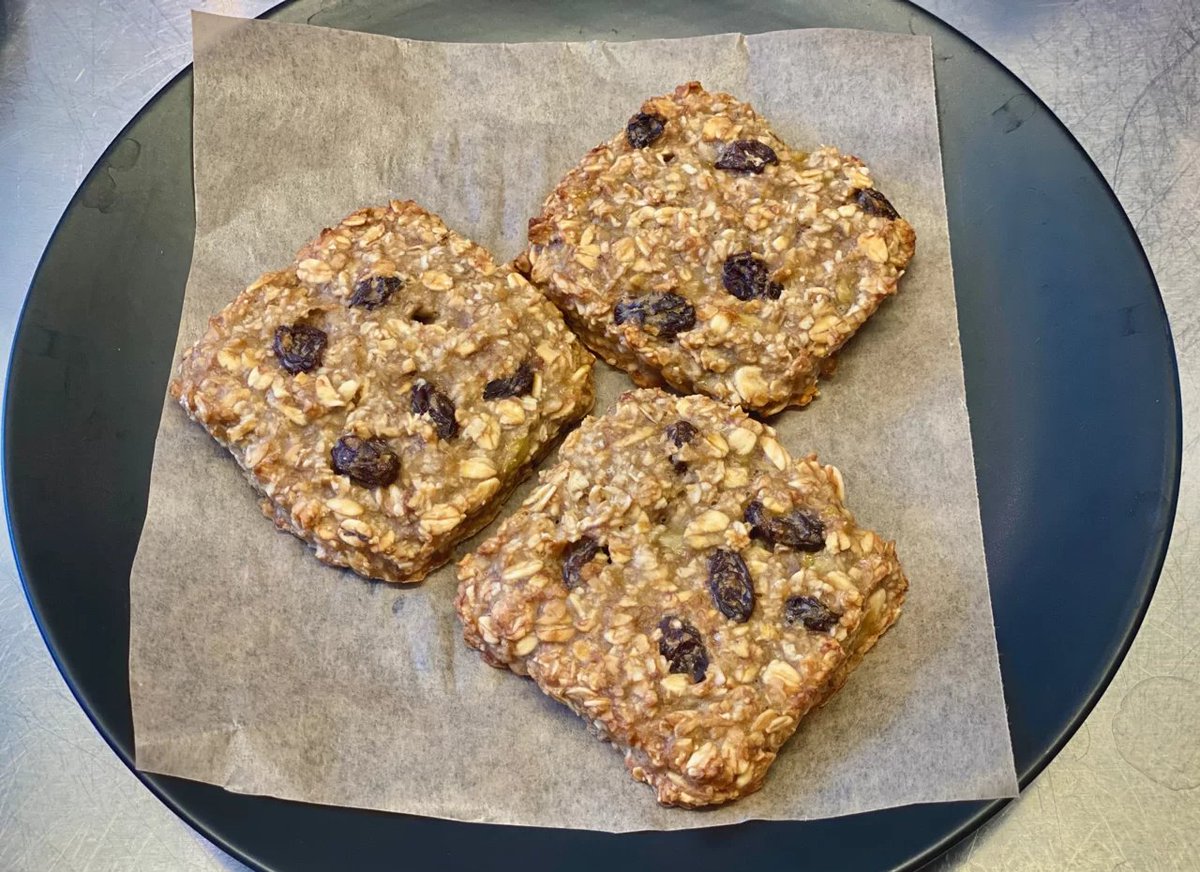 thatoddfellow's tweet photo. Got extra ripe bananas and homemade chocolate chip cookies, left a little on the front porch for neighbors! Feel free to grab if you need ， https://t.co/pqUqesrLFU