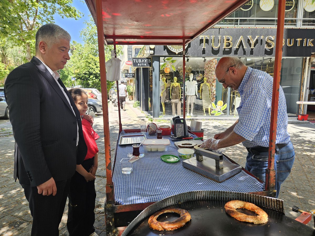sadullahkisacik's tweet photo. Özcan Abi orijinal esnaftır.
Öğleden sonra simidi kalmaz. Rica ettik sağ olsun bize ayırdı.
Adana'da Özcan Abinin simit arası peynirlerinden yemediyseniz çok şey kaçırırsınız. https://t.co/H8lreJwNEr