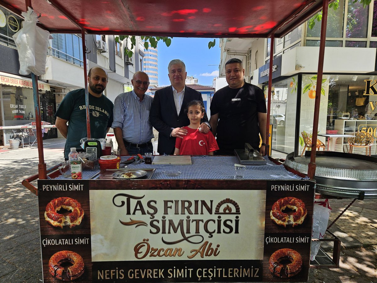sadullahkisacik's tweet photo. Özcan Abi orijinal esnaftır.
Öğleden sonra simidi kalmaz. Rica ettik sağ olsun bize ayırdı.
Adana'da Özcan Abinin simit arası peynirlerinden yemediyseniz çok şey kaçırırsınız. https://t.co/H8lreJwNEr