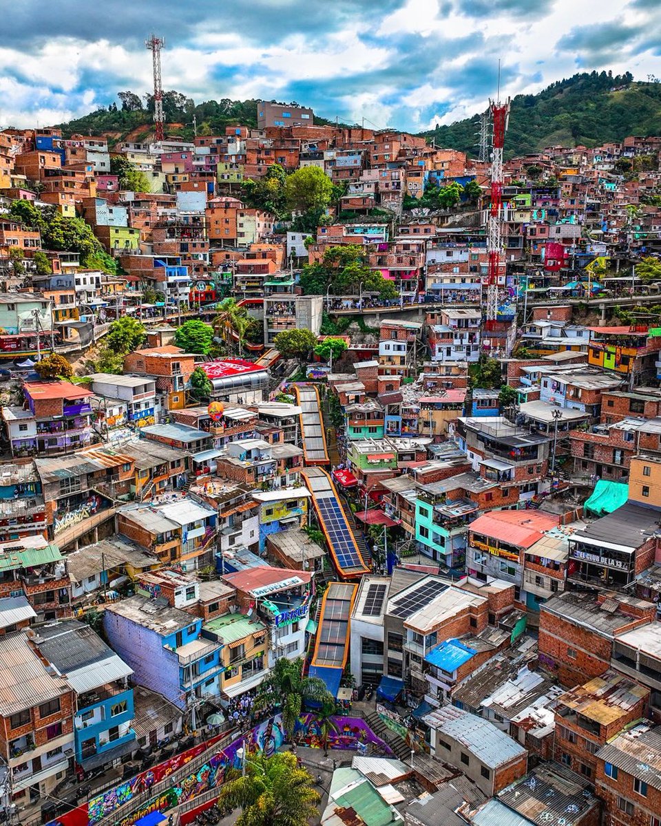 ViajandoPorCol's tweet photo. Comuna 13, Medellín, Antioquía, Colombia. 🇨🇴
📸: world_walkerz https://t.co/AdBEuIIkOL