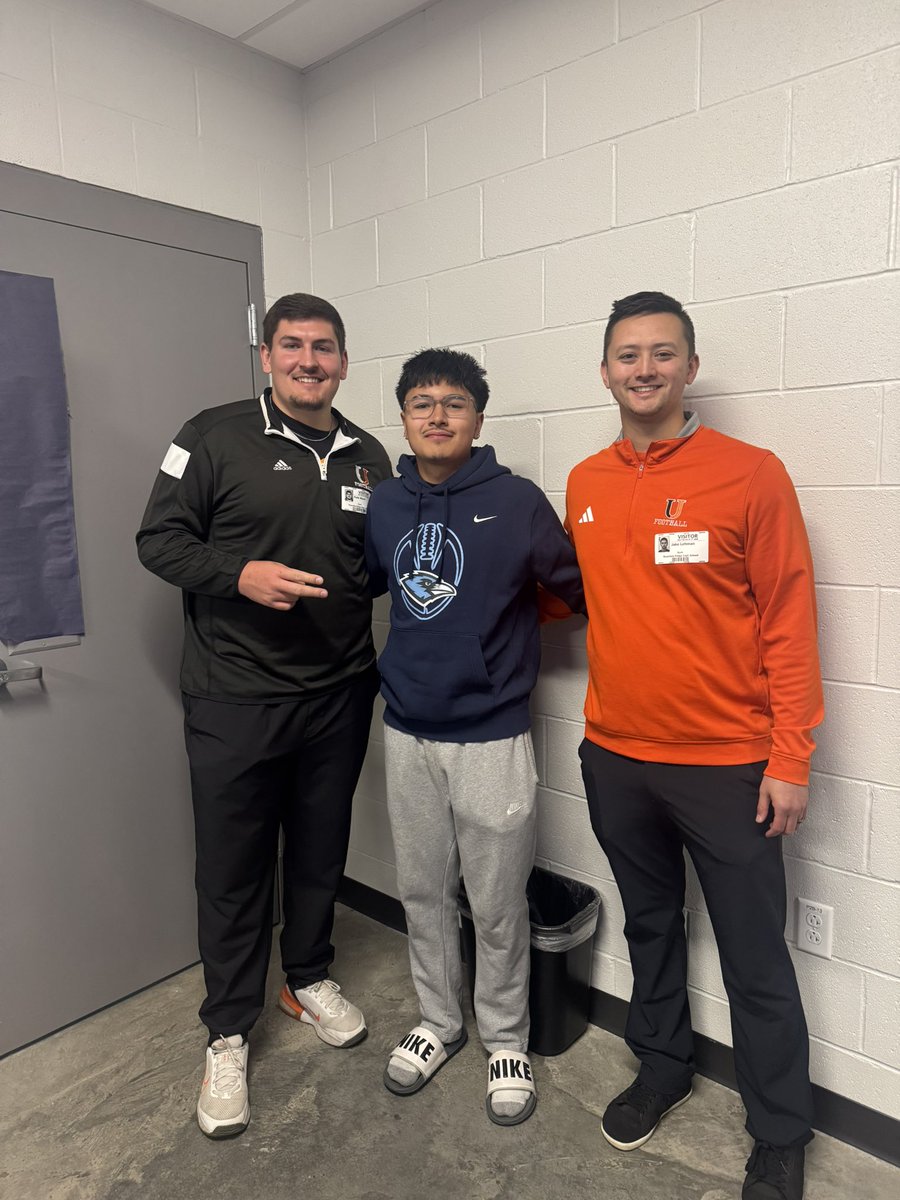 2_emanuel_2's tweet photo. Thank you to @CoachJake92 for stopping by and telling me what @JimmieFootball is all about. Can’t wait to get out to a camp and compete!
@CoachVoorheesRR @CoachHumphreys https://t.co/nEN9Om88vi