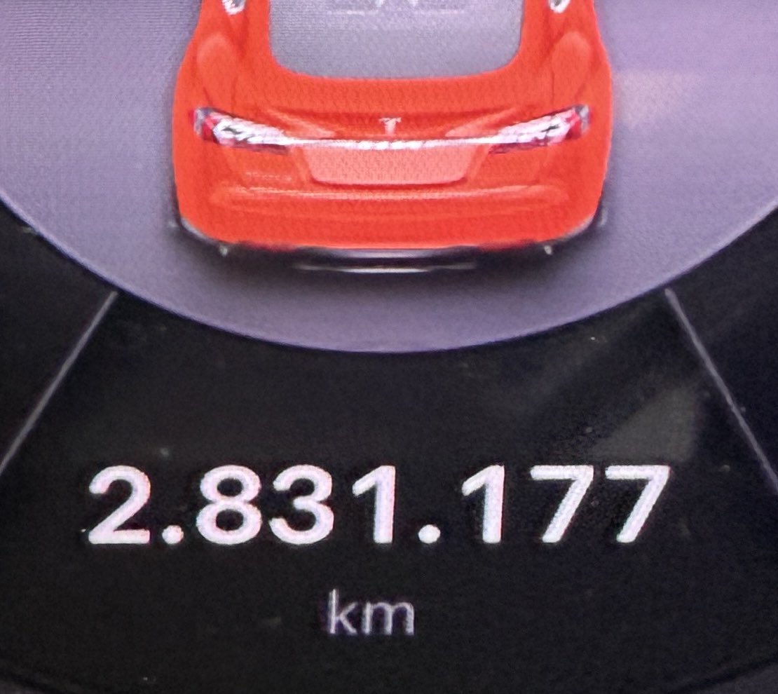 gem8mingen's tweet photo. 431.177 km im letzten Jahr. Akku und DU locker über 1.000.000 km ohne Reparatur. DU wurde bei exakt 1.800.000 km in Zagreb modifiziert. Vorher bei Tesla wären ca zehn Instandsetzungen vonnöten gewesen. Die EVC hat Teslas Versprechen umgesetzt. Tesla hat mit der DU versagt. https://t.co/yK4EYsrXgo