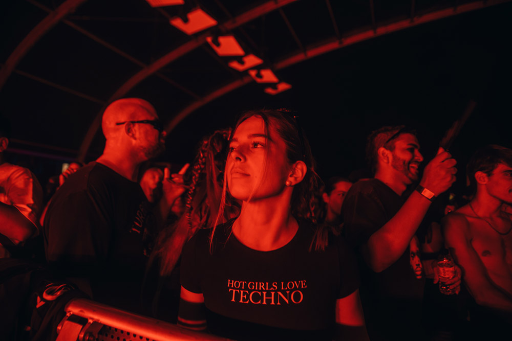 cheads's tweet photo. We’re giving away 2 Individual Regular Tickets for Sound Waves Festival 2026 in Portugal 🖤 More than 20 hours of hard techno, hard bounce &amp; pure rave energy.

https://t.co/JafDwD24R0

photography by Marta Santos Visuals https://t.co/NEBbxTuDBK