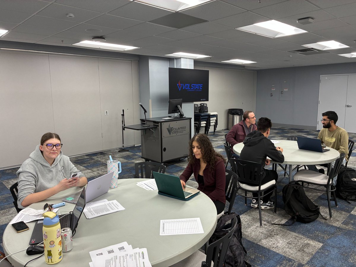 tnAchieves's tweet photo. Thank you to Career Services at @volstatecampus for partnering with us to host a resume workshop!

Students received one-on-one support to create or review their resumes. Every student who attended was previously unaware of the campus Career Services, and all left with their own resume or an appointment to continue working on one!

It's all part of supporting students and Building Tennessee's Future Workforce!