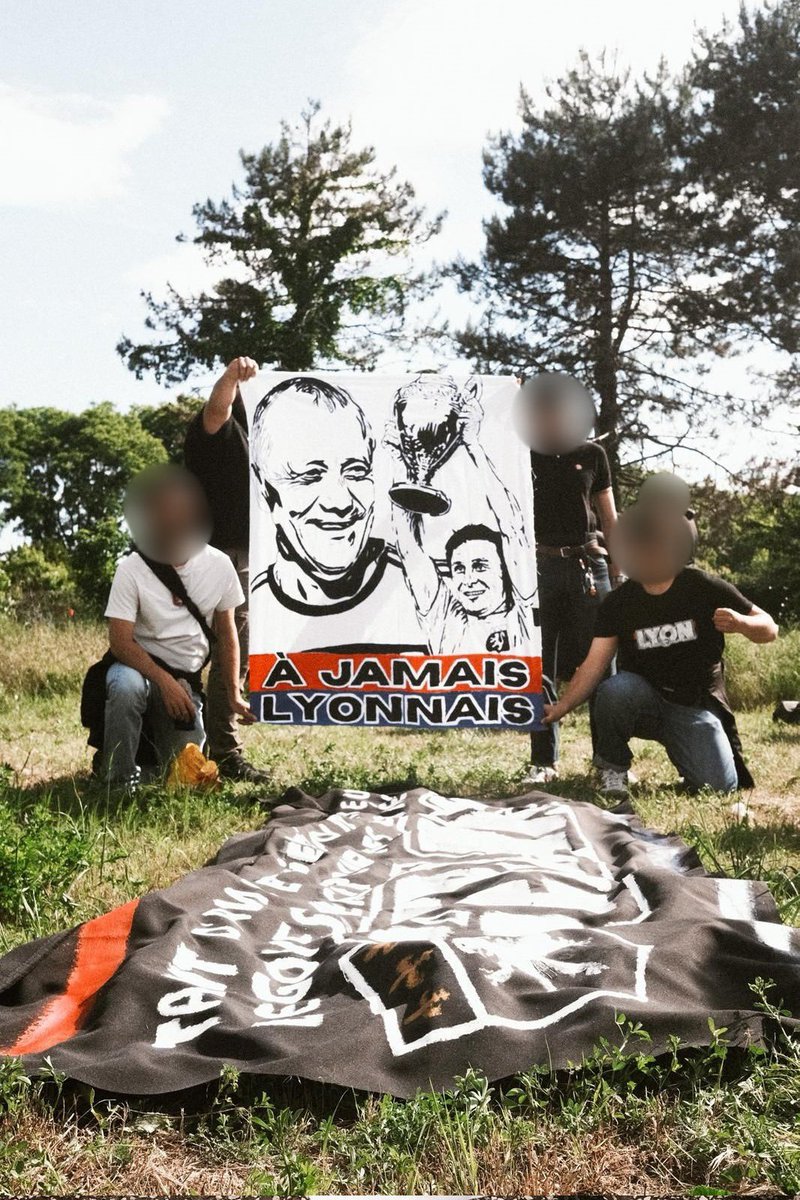 AtypikLyonnais's tweet photo. Beau travail des jeunes du groupe qui ont voulu réaliser cet hommage à la légende Di Nallo et au stade Gerland qui l’a vu briller 🔴🔵 https://t.co/OOHVC7mpMv