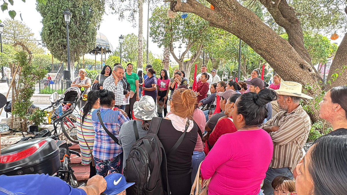 MAntorchaDgo's tweet photo. #Entérate || Integrantes del Movimiento Antorchista se manifestaron pacíficamente frente a la presidencia municipal de Vicente Guerrero, para exigir atención a una grave problemática social: más de 150 familias carecen de un patrimonio digno y necesitan un predio para un nuevo asentamiento.

Encabezados por Pedro Martínez Coronilla (dirigente estatal) y Teresa Solís Galindo (dirigente municipal), la comisión fue recibida por el presidente municipal César Salas Ortiz, quien se comprometió a buscar opciones para dar solución urgente a esta demanda.

¡El derecho a una vivienda digna no es un lujo, es una necesidad!

Se programó una mesa de trabajo los próximos días para revisar los avances de esta demanda.