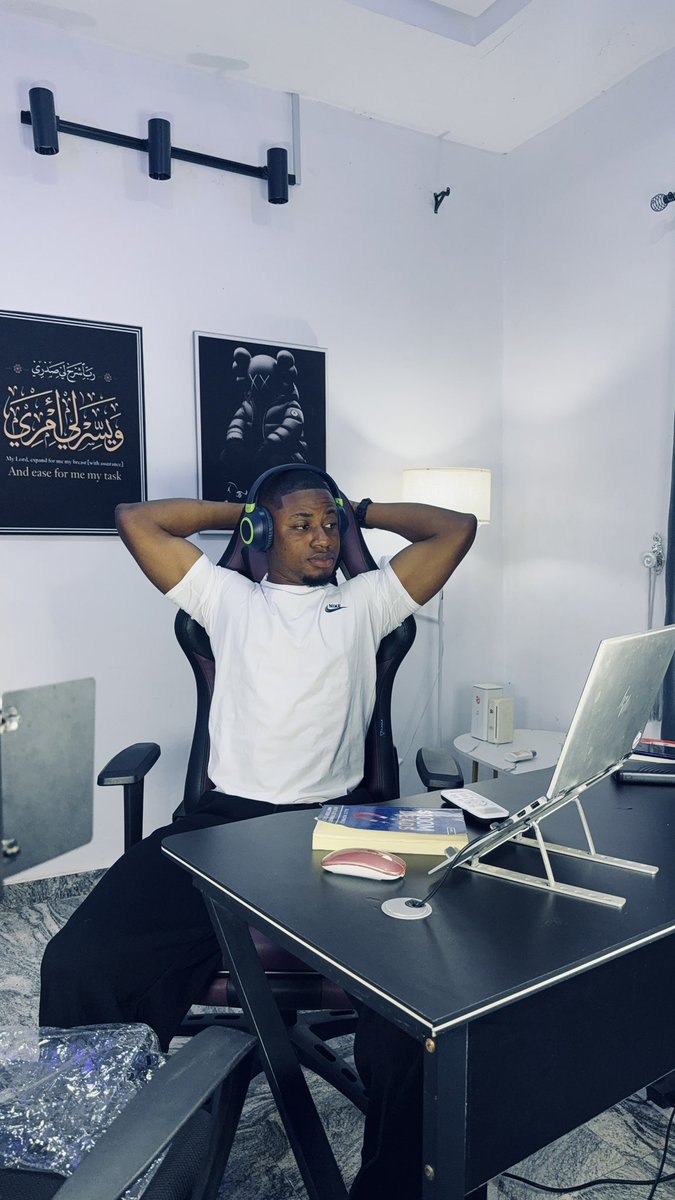 coachafeez458's tweet photo. Shiittt,
I just remembered that I almost gave up on my digital marketing business when one of my classmates saw my video on TikTok,

downloaded it and posted it on our school group chat..

I got laughed at,that night it was very hilarious

today some of them are begging me to mentor them on what I do😂