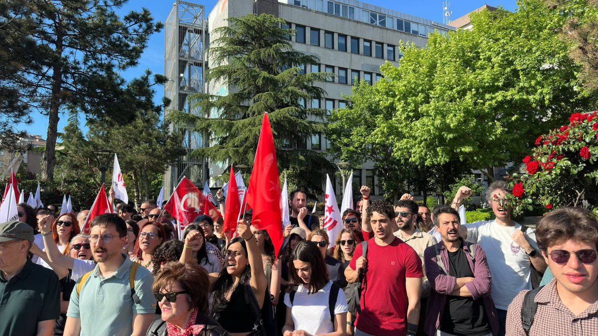 KadikoyHTM's tweet photo. Yeter, Kadıköy’de ranta geçit vermeyeceğiz! Kadıköy Halk Temsilcileri Meclisi üyesi Gülsün Gökalp basın açıklamasını okudu. Sanatçı Orhan Aydın ve Kadıköy HTM sözcüsü Fulya Girginer konuştu. https://t.co/CbaNOwffTH
