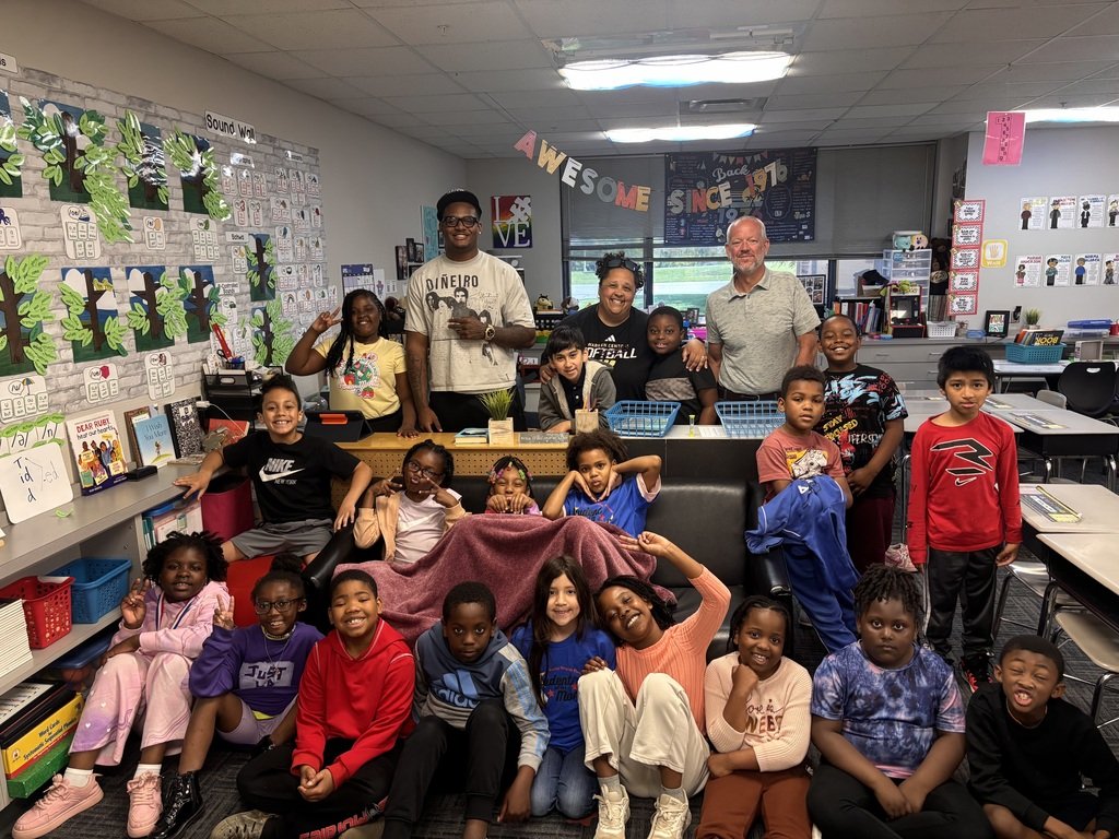 BLewisEagles's tweet photo. A shout out to Tyrone Burress #99 @indianafootball for reading and sharing time with @sunnyheightsele students today! #WarrenWill #OURHeights https://t.co/dIqdyOOYr1