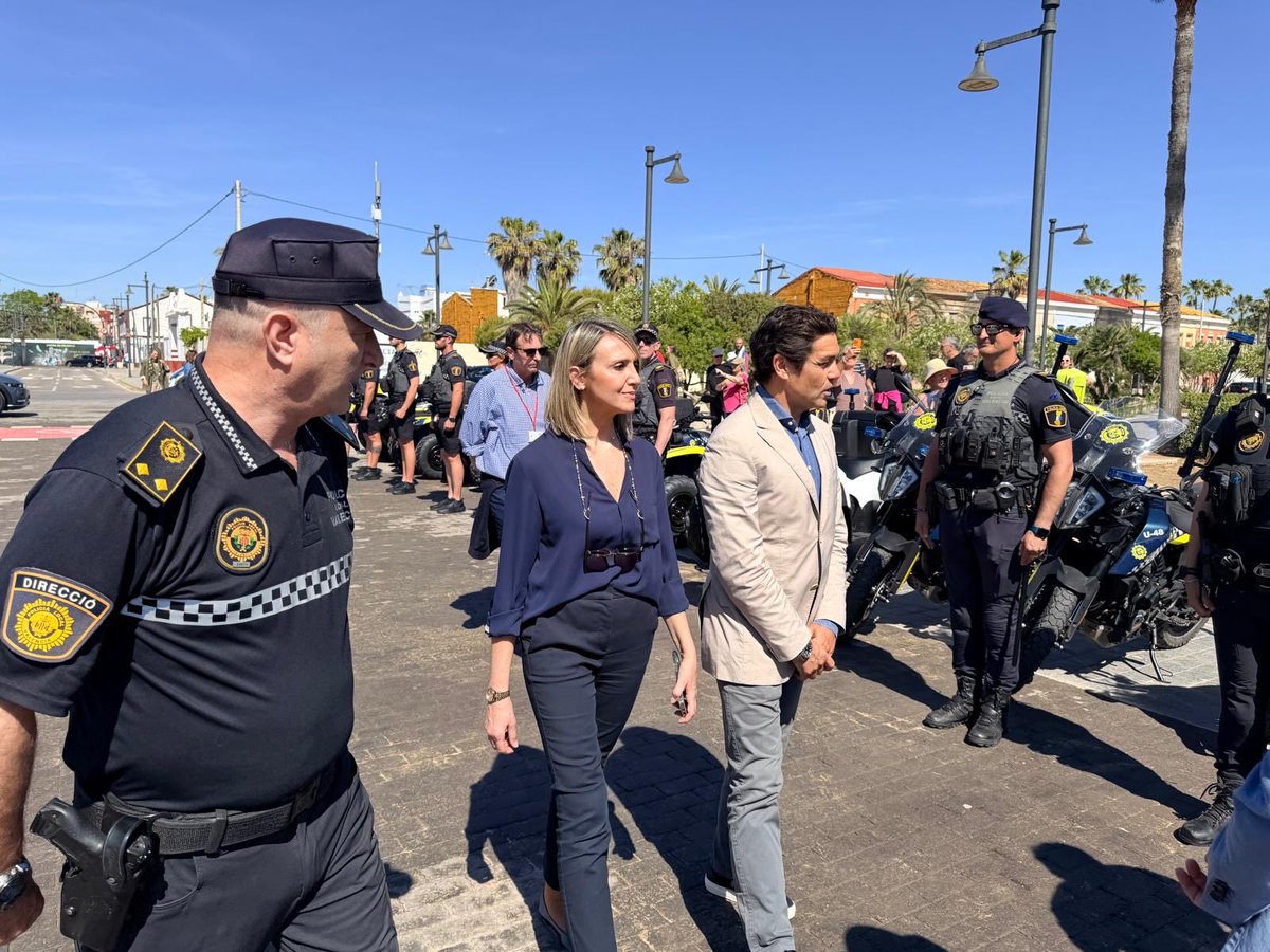 MncGCS's tweet photo. 🏊🏼‍♂️🚑 Presentación del dispositivo de playas para la temporada estival 2026.

+ de 200 profesionales:  socorristas, personal especializado en asistencia al baño, sanitarios, efectivos de @policialocalvlc y personal de limpieza velarán por mantener las playas seguras y limpias. https://t.co/4yQ0ZtVdOD