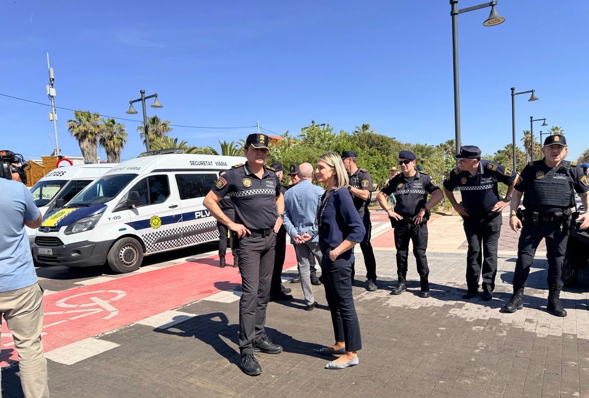 MncGCS's tweet photo. 🏊🏼‍♂️🚑 Presentación del dispositivo de playas para la temporada estival 2026.

+ de 200 profesionales:  socorristas, personal especializado en asistencia al baño, sanitarios, efectivos de @policialocalvlc y personal de limpieza velarán por mantener las playas seguras y limpias. https://t.co/4yQ0ZtVdOD
