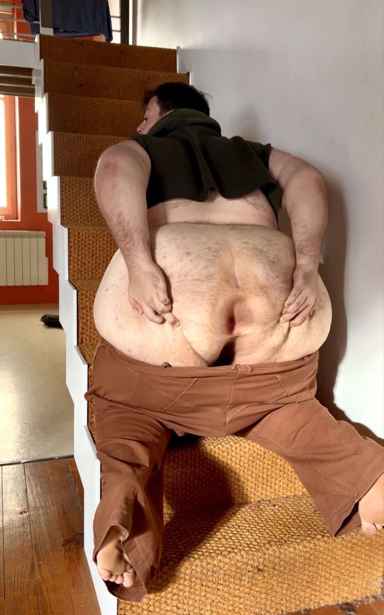 hornynerdxxx's tweet photo. When you trip cause your pants keep falling down 🤷🏼‍♀️😂🥵 #gaybear #chub #booty https://t.co/Nj5Snj7nL1