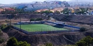 MinutoInvisible's tweet photo. Para entender lo que se está jugando la UD Tamaraceite este mes, hay que saber que hace poco más de una década este club prácticamente no existía.
La historia de este equipo es de las más bonitas del fútbol de barro. Tras años desaparecido, el club se reactivó en 2013 en Segunda Regional. Lo que pasó después fue un cohete: encadenaron ascensos casi consecutivos con una filosofía única. En lugar de talonario, se convirtieron en el refugio de veteranos ilustres de Primera y Segunda que querían volver a casa. Nombres como David García o los gemelos Suárez convirtieron el césped del Juan Guedes en una escuela de fútbol de altos quilates.
Así llegaron a tocar el cielo disputando la mítica temporada 2020/21 en la antigua Segunda B y jugando una Copa del Rey histórica ante el Granada.
Miras la clasificación actual y la igualdad asusta: empatados a 63 puntos con todo un clásico como el CD Mensajero. Tras el zarpazo del 2-0 en la ida, les toca viajar a La Palma para defender la ventaja en un terreno tan bonito como durísimo. El fútbol modesto les debe otra página de gloria.
Aficionados canarios: ¿Logrará el Tamaraceite resistir el empuje en el Silvestre Carrillo o habrá épica local? Les leo. 🔵⚪️
Sigan a @MinutoInvisible para descubrir estas joyas ocultas del fútbol de siempre.
#Tamaraceite #CDMensajero #TerceraFederacion #PlayOff