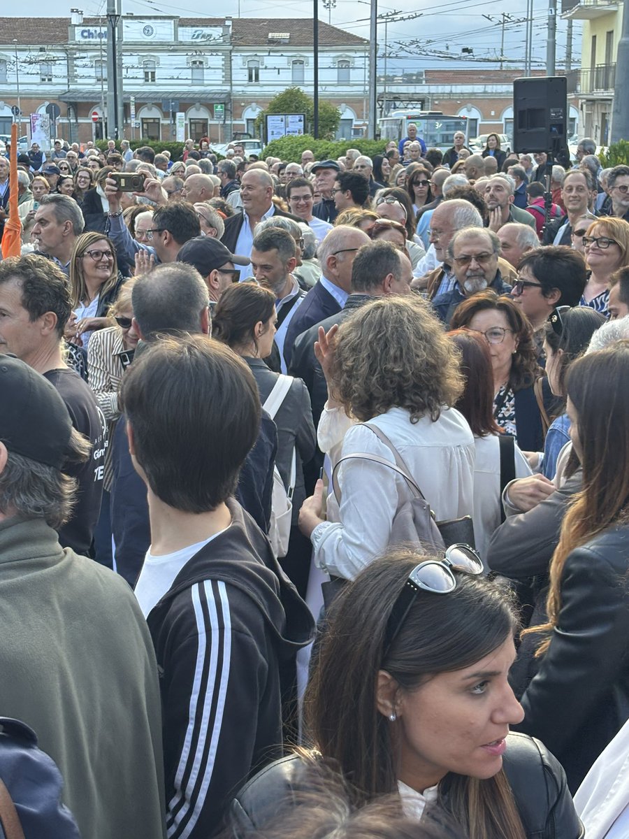 pbersani's tweet photo. Chieti. La mia stima per Giovanni Legnini non è nata dall’amicizia, è l’amicizia che è nata dalla stima. Perché l’ho visto all’opera. Raramente ho incontrato una persona con tante competenze e idealità, con un tratto popolare, una persona di questa grandissima onestà e serietà 1/ https://t.co/fqFjcjYcT0