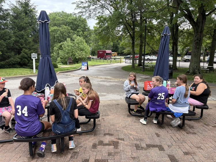 PI_MVR3's tweet photo. Very excited group of 5th graders to eat lunch! https://t.co/qaeoGVImoq