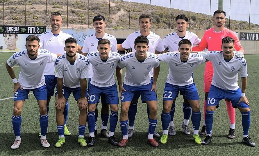 MinutoInvisible's tweet photo. Para entender lo que se está jugando la UD Tamaraceite este mes, hay que saber que hace poco más de una década este club prácticamente no existía.
La historia de este equipo es de las más bonitas del fútbol de barro. Tras años desaparecido, el club se reactivó en 2013 en Segunda Regional. Lo que pasó después fue un cohete: encadenaron ascensos casi consecutivos con una filosofía única. En lugar de talonario, se convirtieron en el refugio de veteranos ilustres de Primera y Segunda que querían volver a casa. Nombres como David García o los gemelos Suárez convirtieron el césped del Juan Guedes en una escuela de fútbol de altos quilates.
Así llegaron a tocar el cielo disputando la mítica temporada 2020/21 en la antigua Segunda B y jugando una Copa del Rey histórica ante el Granada.
Miras la clasificación actual y la igualdad asusta: empatados a 63 puntos con todo un clásico como el CD Mensajero. Tras el zarpazo del 2-0 en la ida, les toca viajar a La Palma para defender la ventaja en un terreno tan bonito como durísimo. El fútbol modesto les debe otra página de gloria.
Aficionados canarios: ¿Logrará el Tamaraceite resistir el empuje en el Silvestre Carrillo o habrá épica local? Les leo. 🔵⚪️
Sigan a @MinutoInvisible para descubrir estas joyas ocultas del fútbol de siempre.
#Tamaraceite #CDMensajero #TerceraFederacion #PlayOff