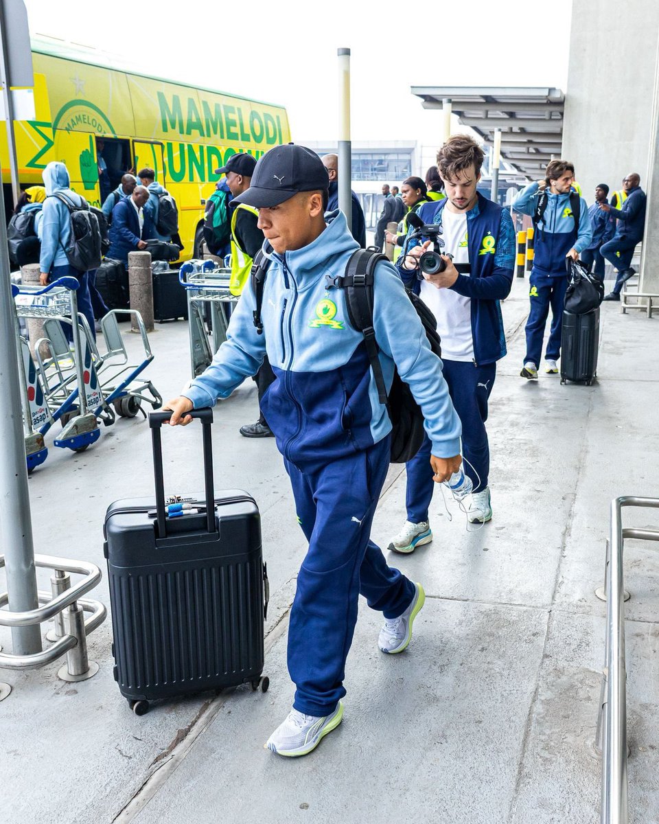 Velile_Mnyandu's tweet photo. 🇿🇦🇲🇦 Football players and official spending 8 hours inside a plane ✈️ & still not travel after that. It’s not surprising anymore in this tournament and the destination where @Masandawana are headed. 

Landing rights permission can’t be taking more than a week to be approved. 

#TotalEnergiesCAFCL