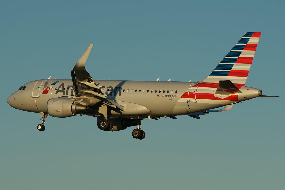 The_AvHub's tweet photo. In the last few moments, American Airlines flight AA2952 from Chicago to Boston has declared an emergency moments after departure.

Read more at The Aviation Hub!: https://t.co/I9hCxp1cFG

#AmericanAirlines #AA2952 #Chicago #Boston #AvGeek #Emergency https://t.co/4PVuPZWjrw