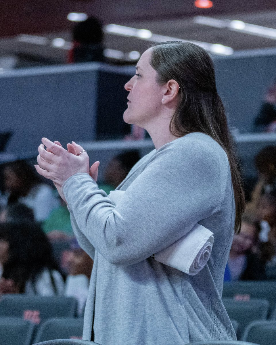 MeanGreenWBB's tweet photo. Wishing a happy birthday to our outstanding athletic trainer Nicole! 🥳

#GMG🦅 l #PremiumGasOnly⛽️ https://t.co/SIBZcpvUWL