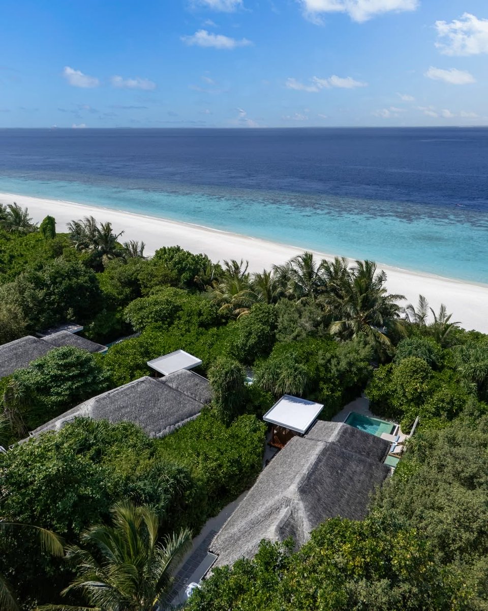 Fanadiq_maldive's tweet photo. ✨ اكتشفوا معنى الفخامة الحقيقية في منتجع Anantara Kihavah Maldives Villas 🌊🏝️

واحد من أفخم وأجمل منتجعات المالديف، حيث الخصوصية المطلقة، الفلل الفاخرة، وتجربة استثنائية تبدأ من لحظة الوصول ✨

استمتعوا بـ:
🛩️ تنقلات بالطائرة المائية
🤵 معاون شخصي طوال الإقامة
🌊 تجربة غداء في مطعم تحت البحر
💕 مميزات خاصة لشهر العسل

إذا كنتم تبحثون عن رحلة تجمع بين الفخامة، الهدوء، والطبيعة الساحرة… فـ أنانتارا كيهافا خيار لا يُنسى 🤍🇲🇻

ونوفره لكم بأسعار خاصة 
#المالديف #منتجعات_المالديف #سياحة #شهر_عسل #عرسان #المالديف_2026 #Maldives #AnantaraKihavah #LuxuryTravel