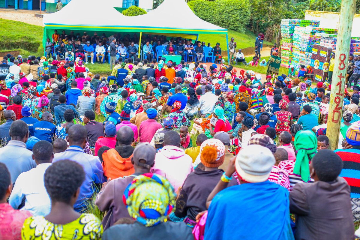 GakenkeDistrict's tweet photo. Kuri uyu wa Kabiri, mu Tugari tugize Akarere ka Gakenke twahuriye mu nteko z’Abaturage, zabereyemo n’ibirori byo kwizihiza umunsi mpuzamahanga w’umuryango, hazirikanwa insanganyamatsiko igira iti "Ibiganiro byiza, ireme ry'Umuryango”. Ku rwego rw'Akarere, byabereye @KamubugaS https://t.co/46wkYyZGTy