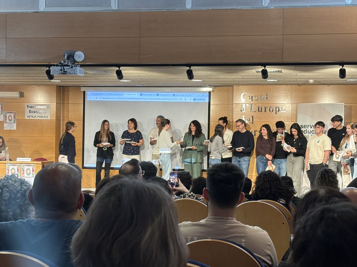 FEDACXarxa's tweet photo. Presentació del llibre dels treballs de recerca de batxillerat.
Felicitats Alba, Enol, Laia, Thar per la publicació del resum de la vostra recerca i felicitats a tot l’alumnat que ha presentat el treball aquest curs. 

#treballderecerca #BAT #batxillerat #recerca https://t.co/acWCmVkoYp